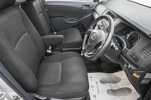 Минивэн Toyota Isis 2011 года, 1299000 рублей, Барнаул