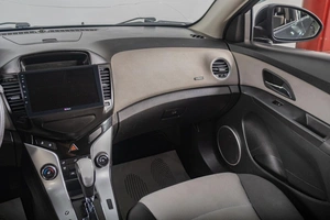 Седан Chevrolet Cruze 2011 года, 669000 рублей, Томск