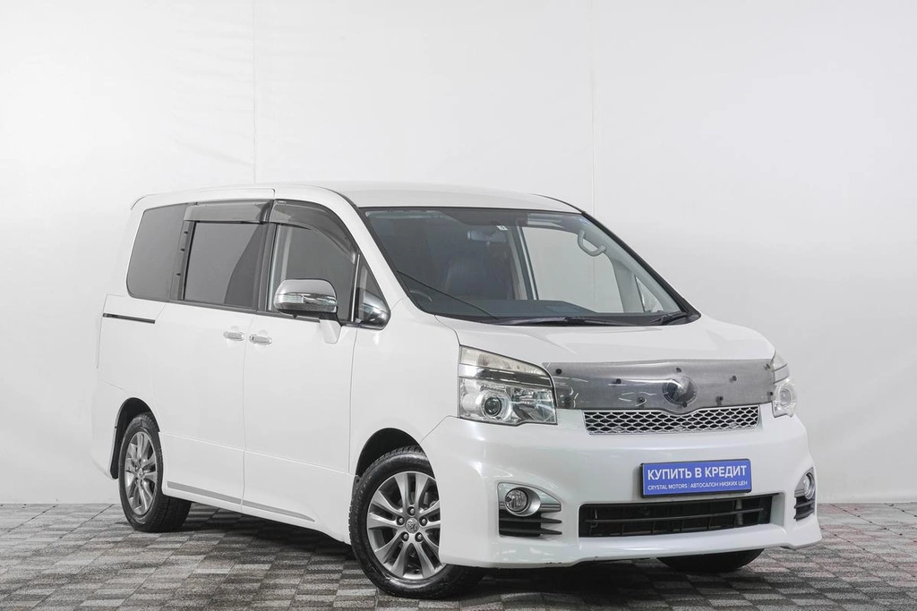 Минивэн Toyota Voxy 2013 года, 2069000 рублей, Кемерово