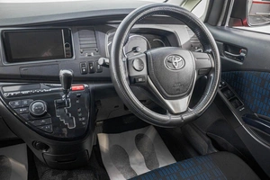 Минивэн Toyota Isis 2013 года, 1279000 рублей, Барнаул