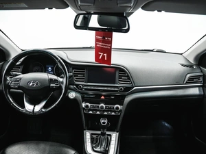 Седан Hyundai Avante 2019 года, 1600000 рублей, Красноярск