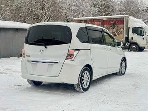 Минивэн Honda Freed 2013 года, 959000 рублей, Красноярск