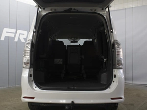 Минивэн Toyota Voxy 2010 года, 1350000 рублей, Омск