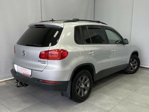 Внедорожник Volkswagen Tiguan 2011 года, 1175000 рублей, Красноярск