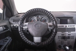 Седан Opel Astra 2011 года, 669000 рублей, Томск