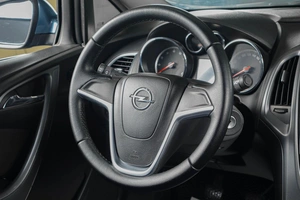 Седан Opel Astra 2012 года, 739000 рублей, Тюмень