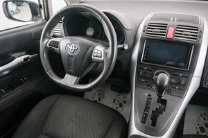 Хетчбэк Toyota Auris 2010 года, 879000 рублей, Красноярск