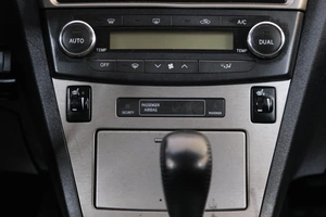 Седан Toyota Avensis 2009 года, 1159000 рублей, Омск