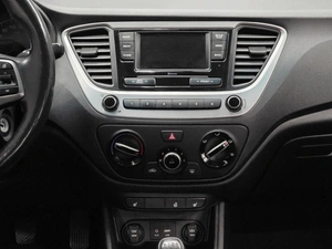 Седан Hyundai Solaris 2017 года, 1079000 рублей, Красноярск