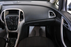 Хетчбэк Opel Astra 2011 года, 819000 рублей, Омск