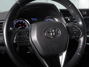 Седан Toyota Camry 2019 года, 2599000 рублей, Красный Пахарь