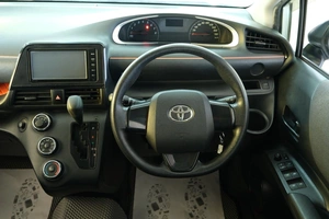 Минивэн Toyota Sienta 2015 года, 1199000 рублей, Омск