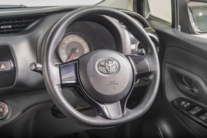 Хетчбэк Toyota Vitz 2018 года, 1069000 рублей, Томск