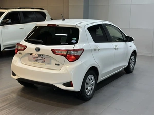 Хетчбэк Toyota Vitz 2017 года, 1197000 рублей, Красноярск