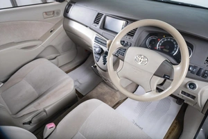 Минивэн Toyota Isis 2009 года, 1229000 рублей, Томск