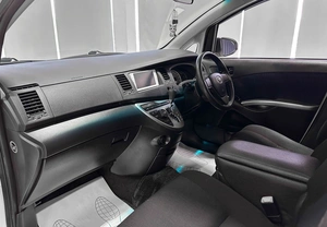 Минивэн Toyota Isis 2014 года, 1290000 рублей, Красноярск