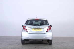 Хетчбэк Toyota Vitz 2015 года, 1199000 рублей, Омск