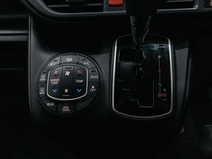 Минивэн Toyota Noah 2018 года, 2490000 рублей, Красноярск