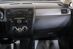 Хетчбэк Nissan Tiida 2010 года, 879000 рублей, Омск