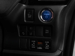 Минивэн Toyota Noah 2018 года, 2407000 рублей, Тюмень