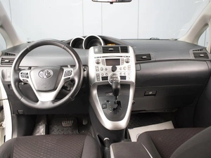 Минивэн Toyota Verso 2011 года, 1180777 рублей, Омск