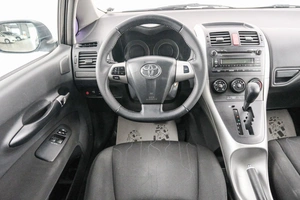 Хетчбэк Toyota Auris 2011 года, 999000 рублей, Красноярск