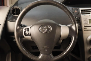 Хетчбэк Toyota Yaris 2007 года, 649000 рублей, Челябинск
