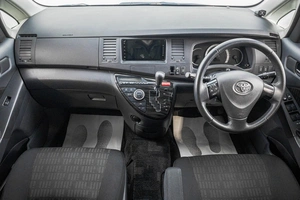 Минивэн Toyota Isis 2011 года, 1299000 рублей, Барнаул