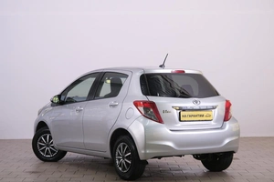 Хетчбэк Toyota Vitz 2011 года, 749000 рублей, Омск