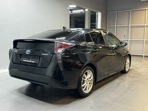 Лифтбек Toyota Prius 2017 года, 1747000 рублей, Красноярск