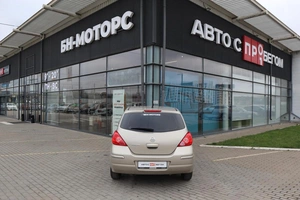 Хэтчбек Nissan Tiida 2010 года, 800000 рублей, Мирное