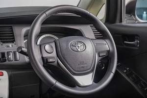 Минивэн Toyota Isis 2012 года, 1399000 рублей, Томск