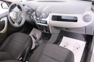 Седан Renault Logan 2011 года, 689000 рублей, Омск