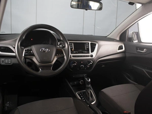 Седан Hyundai Solaris 2019 года, 1330000 рублей, Омск