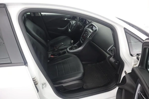 Седан Opel Astra 2013 года, 830000 рублей, Орёл