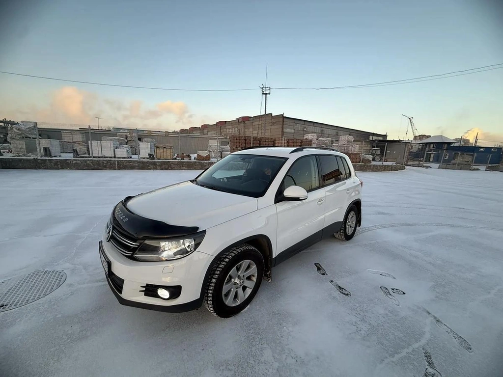 Внедорожник Volkswagen Tiguan 2012 года, 890000 рублей, Красноярск
