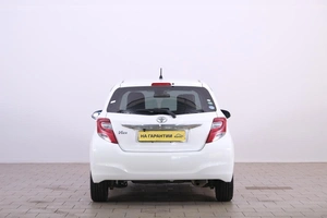 Хетчбэк Toyota Vitz 2016 года, 1129000 рублей, Омск