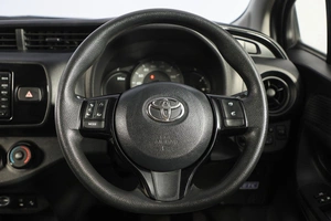 Хетчбэк Toyota Vitz 2018 года, 1199000 рублей, Новосибирск