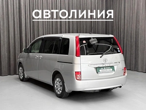 Минивэн Toyota Isis 2010 года, 1090000 рублей, Красноярск