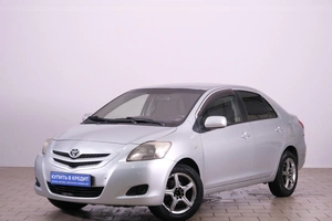 Седан Toyota Yaris 2007 года, 559000 рублей, Омск