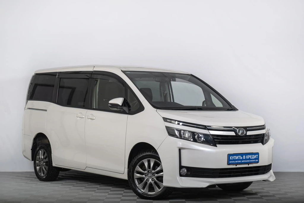 Минивэн Toyota Voxy 2014 года, 2019000 рублей, Томск