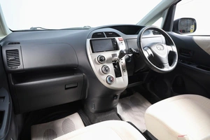 Хетчбэк Toyota Ractis 2010 года, 989000 рублей, Новосибирск