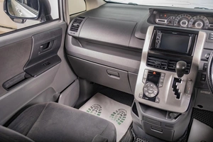 Минивэн Toyota Voxy 2008 года, 1329000 рублей, Томск