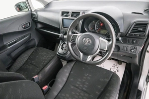 Хетчбэк Toyota Ractis 2011 года, 729000 рублей, Красноярск