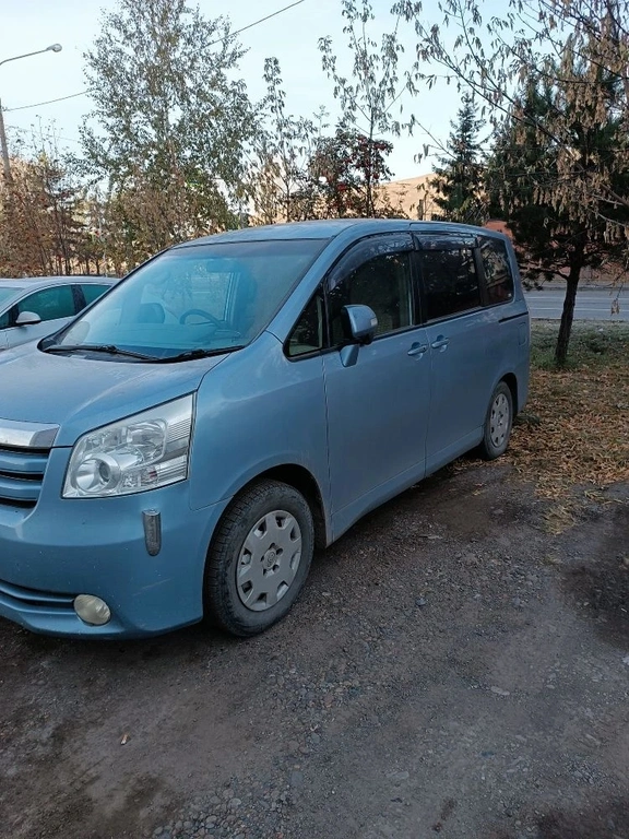 Минивэн Toyota Noah 2008 года, 950000 рублей, Красноярск