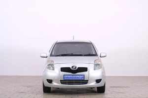 Хетчбэк Toyota Vitz 2005 года, 549000 рублей, Омск