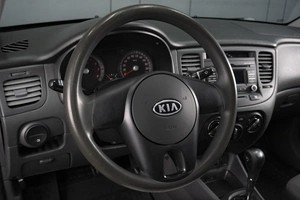 Седан Kia Rio 2010 года, 590000 рублей, Омск