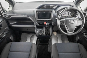 Минивэн Toyota Voxy 2018 года, 2089000 рублей, Барнаул