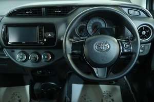 Хетчбэк Toyota Vitz 2015 года, 1199000 рублей, Омск