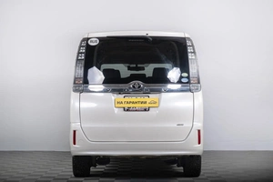 Минивэн Toyota Voxy 2014 года, 2019000 рублей, Томск